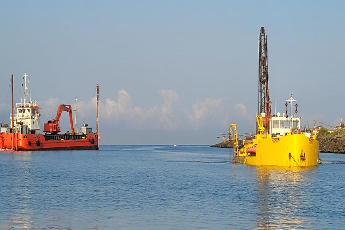 Foce del Tevere: proseguono lavori di dragaggio a Fiumara Grande Foce del Tevere: proseguono lavori di dragaggio a Fiumara Grande